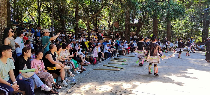 2022年7月26日，贵州省从江县岜沙景区游客们在观看民俗文化展演。