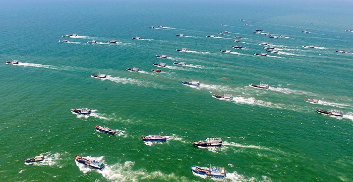 阳江开渔节上的万船竞发场面