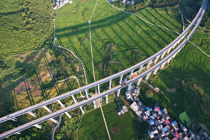 2022年8月6日，高空俯瞰位于贵州省黔东南苗族侗族自治州从江县洛香镇上皮林村的黎从高速公路高架桥，宛若玉带。 (1)