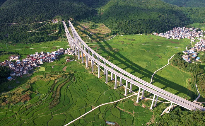 2022年8月6日，高空俯瞰位于贵州省黔东南苗族侗族自治州从江县洛香镇上皮林村的黎从高速公路高架桥，宛若玉带。 (3)