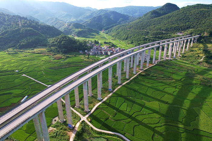 2022年8月6日，高空俯瞰位于贵州省黔东南苗族侗族自治州从江县洛香镇上皮林村的黎从高速公路高架桥，宛若玉带。 (7)