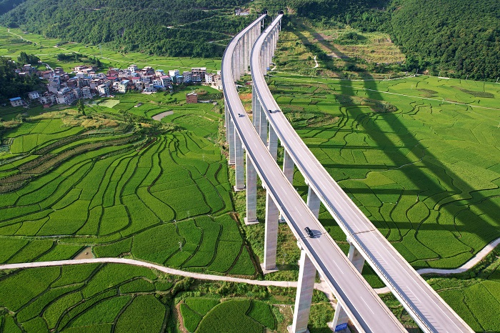 2022年8月6日，高空俯瞰位于贵州省黔东南苗族侗族自治州从江县洛香镇上皮林村的黎从高速公路高架桥，宛若玉带。 (9)