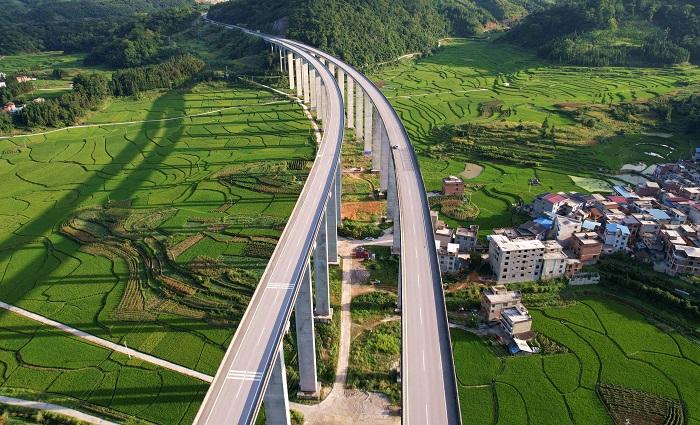 2022年8月6日，高空俯瞰位于贵州省黔东南苗族侗族自治州从江县洛香镇上皮林村的黎从高速公路高架桥，宛若玉带。 (16)