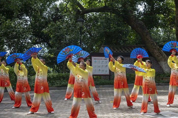 8、2022年8月8日，市民在广西梧州市珠山公园练习打太极。（何华文）