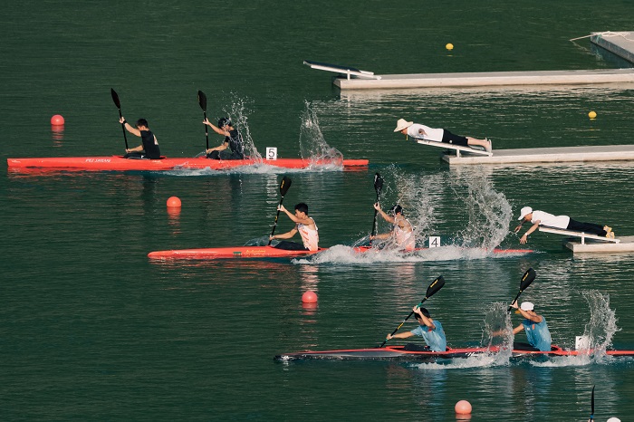 2022年8月2日至6日，贵州省第十一届运动会水上项目比赛在六枝特区牂牁江举行。图为双人双桨比赛中，运动员们奋力划桨，冲出起点。