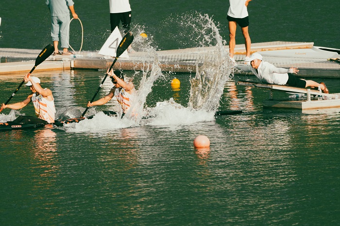 双人双桨比赛中，运动员在教练员的配合下，奋力划桨，冲出起点。
