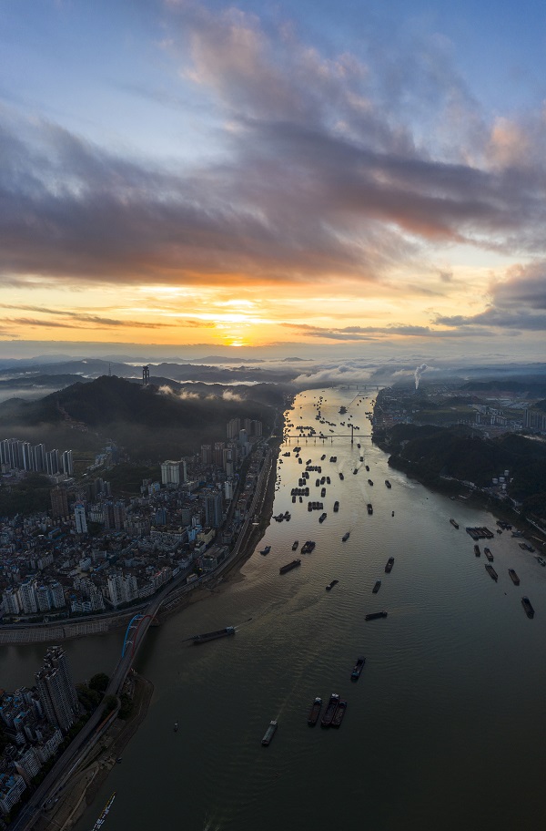 7、2022年8月9日，广西梧州市城市、西江上过往船只在朝霞的映照下美不胜收。（何华文）
