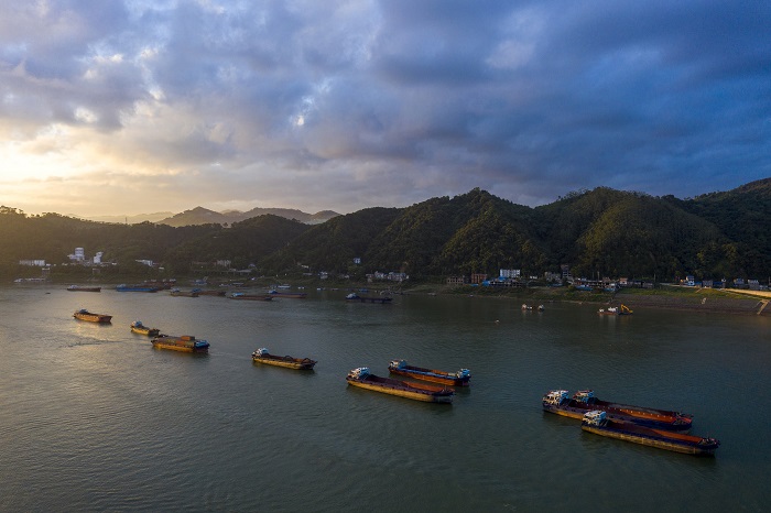 12、2022年8月9日，广西梧州市城市、西江上过往船只在朝霞的映照下美不胜收。（何华文）