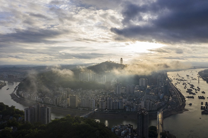 3、2022年8月11日，雨后的广西梧州云蒸雾绕，城市在云雾间穿梭，与青山、江河、船只交相辉映，犹如一幅山水画，显得格外灵动，美不胜收。（何华文）