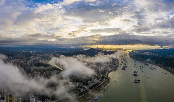 5、2022年8月11日，雨后的广西梧州云蒸雾绕，城市在云雾间穿梭，与青山、江河、船只交相辉映，犹如一幅山水画，显得格外灵动，美不胜收。（何华文）