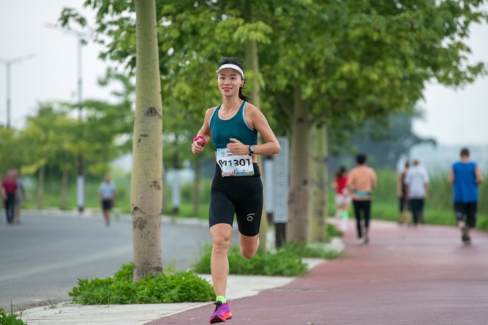 1、8月14日，参加苍海跑团2022全民健身半马接力赛的选手们在苍海公园环湖绿道上奔跑。（何华文）