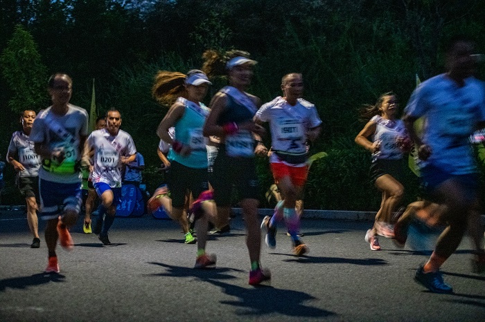 5、8月14日，参加苍海跑团2022全民健身半马接力赛的选手们在苍海公园环湖绿道上奔跑。（何华文）