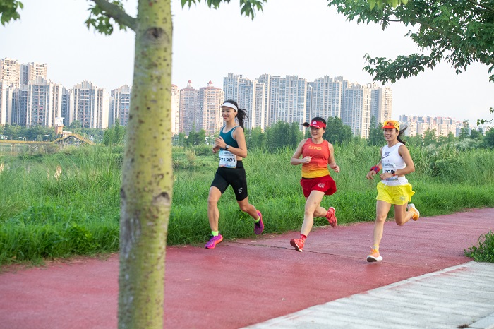 8、8月14日，参加苍海跑团2022全民健身半马接力赛的选手们在苍海公园环湖绿道上奔跑。（何华文）