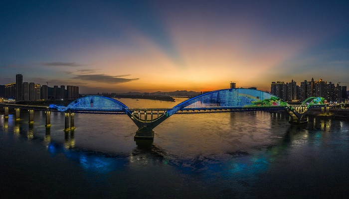 6、2022年8月14日，（无人机拼接）广西梧州市上空的晚霞流光溢彩，绚丽多彩。（何华文）