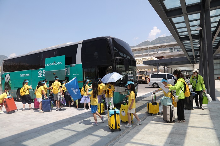 图四：市区学生乘坐高铁参加“夏令营”活动