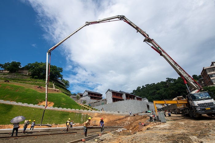 9、2022年8月21日，广西梧州市三总府文化旅游博览区项目建设工地工人们正顶着酷暑紧张的作业。（何华文）