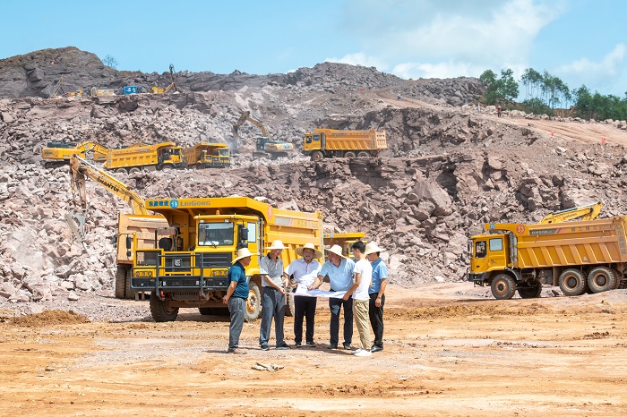 13、2022年8月22日，广西梧州市工业振兴指挥部办公室服务队工作人员来到项目工地跟踪施工进度，现场协调解决难题。（何华文）