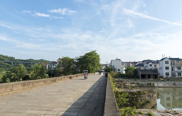 寿元桥连接河两岸村民的交通往来。