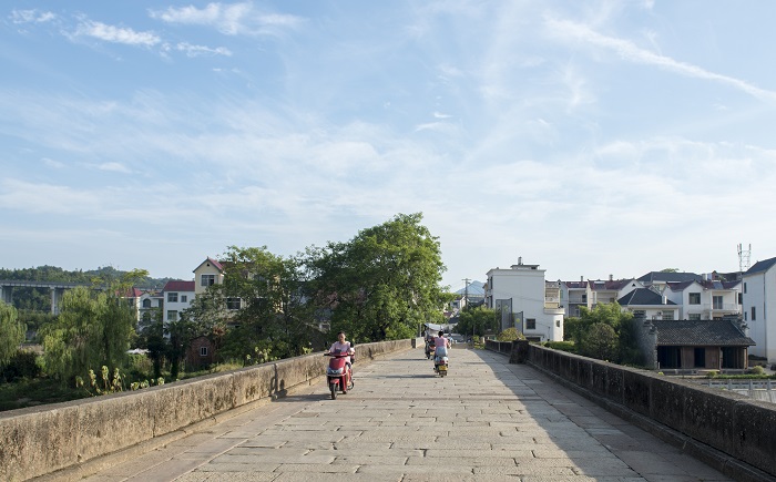 村民在寿元桥上通行。
