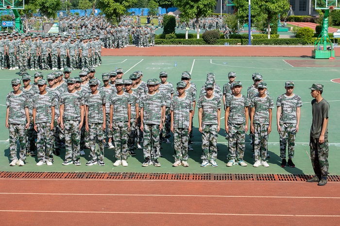 1、2022年8月28日，广西梧州商贸学校2022级2700多名新生正在学校操场上开展军训。（何华文）