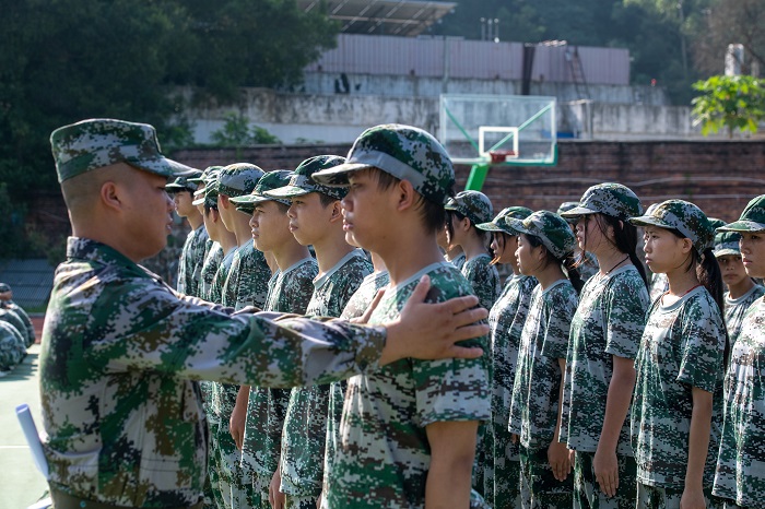2、2022年8月28日，广西梧州商贸学校2022级2700多名新生正在学校操场上开展军训。（何华文）