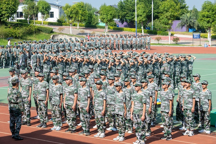 7、2022年8月28日，广西梧州商贸学校2022级2700多名新生正在学校操场上开展军训。（何华文）