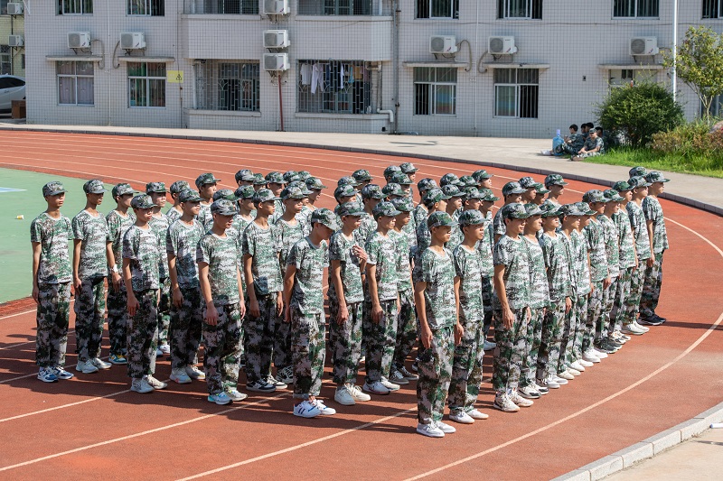 19、2022年8月28日，广西梧州商贸学校2022级2700多名新生正在学校操场上开展军训。（何华文）