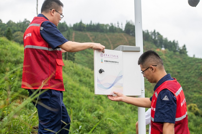 1、2022年8月26日，广西梧州计量所党员服务队在检测数字化六堡茶园内的大气温湿度、土壤酸碱度、土壤电导率等栽培数据监测计量。（何华文）
