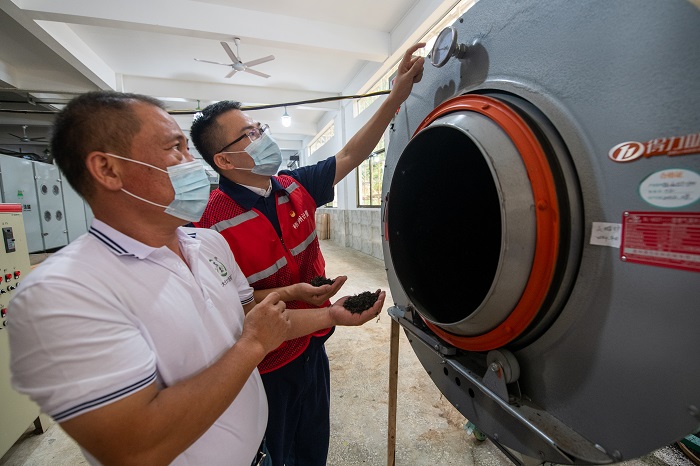 6、2022年8月26日，广西梧州计量所党员服务队在广西大营六堡茶公司智能化、数字化、标准化生产线车间检查并提供计量技术指导。（何华文）