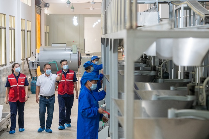 7、2022年8月26日，广西梧州计量所党员服务队在广西大营六堡茶公司智能化、数字化、标准化生产线车间检查并提供计量技术指导。（何华文）