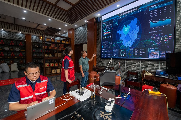 8、2022年8月26日，广西梧州计量所党员服务队在广西大营六堡茶公司大数据智慧监控平台监测计量设备。（何华文）