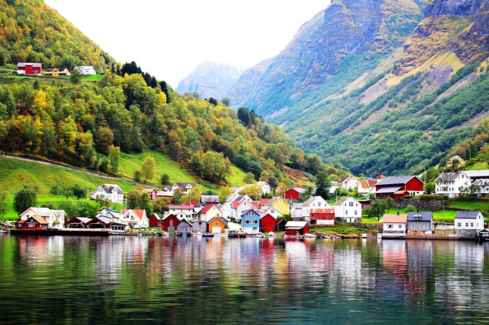 挪威峡湾秋色美如画