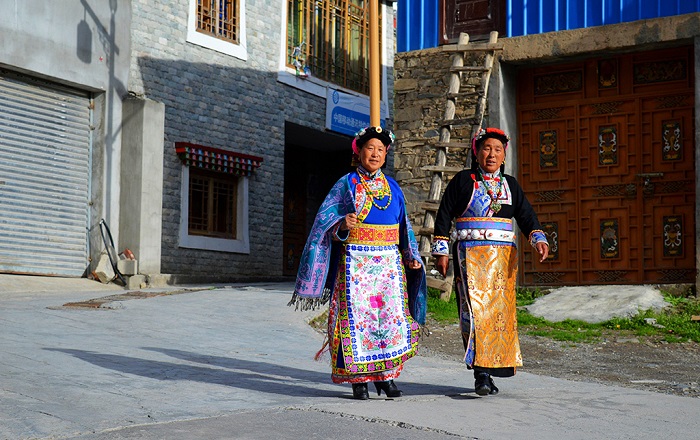 藏族妇女们的服饰