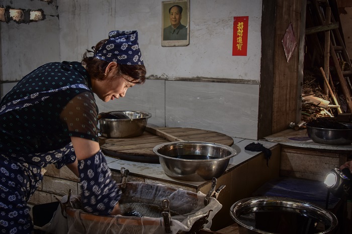 7，在簸箕细纱布内，经过反复揉搓和水多次清洗，将过滤后的叶渣去除。
