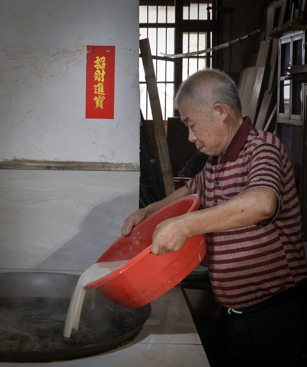 9，把红薯粉勾芡，待水微开时倒入锅中搅匀，这个关健活，一般是舅舅亲自把关来操作
