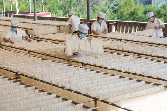 19、2022年9月5日，临近中秋，广西梧州市苍梧县京南米粉厂，工人正在抓紧晴好天气晾晒米粉。（何华文）