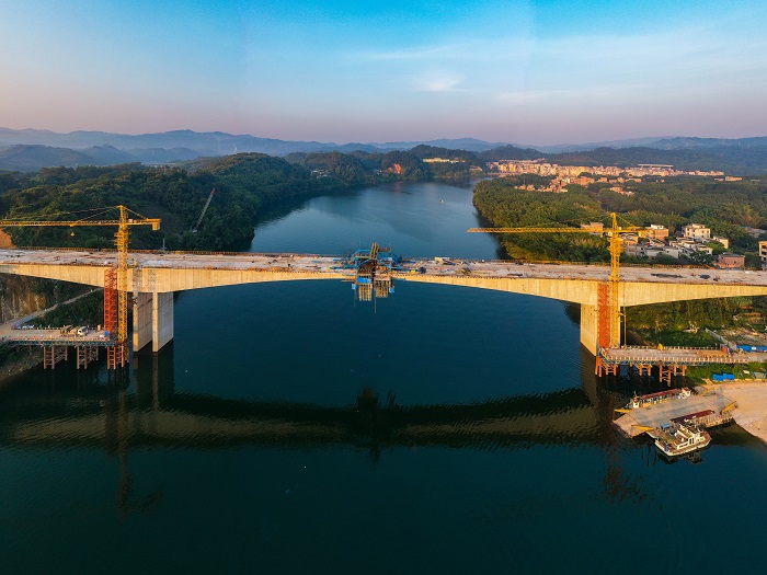 6、2022年9月5日，广西梧州市长洲区倒水桂江公路大桥，工人们全力推进项目建设、抢抓工期，为大桥在本月底进入合龙收尾作最后冲刺。（何华文）