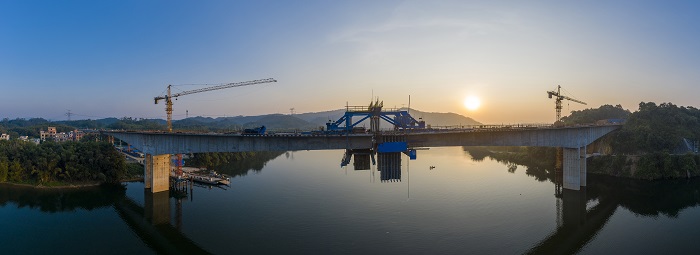 8、2022年9月5日，广西梧州市长洲区倒水桂江公路大桥，工人们全力推进项目建设、抢抓工期，为大桥在本月底进入合龙收尾作最后冲刺。（何华文）