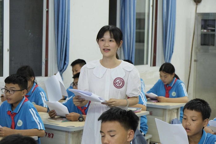 贵州大学第24届研究生支教团成员徐昕然，现服务于锦屏县第四中学。