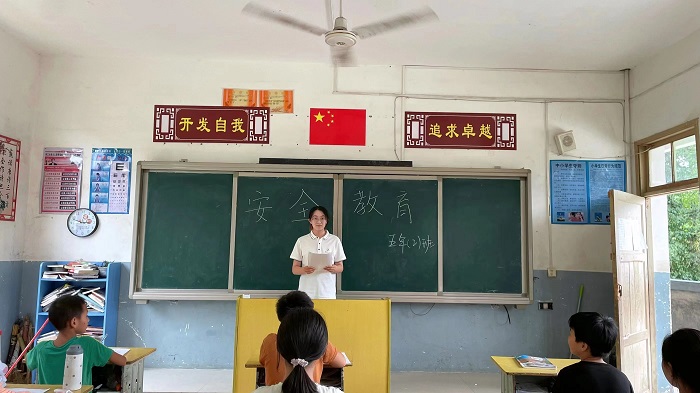 东北林业大学研究生支教团成员徐杨，现服务于榕江县寨蒿镇八平小学。
