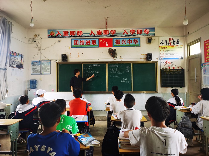 南京农业大学研究生支教团魏泽昊，现服务于麻江县龙山镇龙山中学。