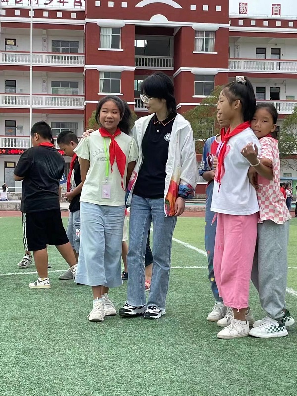 徐州医科大学研究生支教团成员陈杨杨，现服务于黄平县上塘镇中心小学。