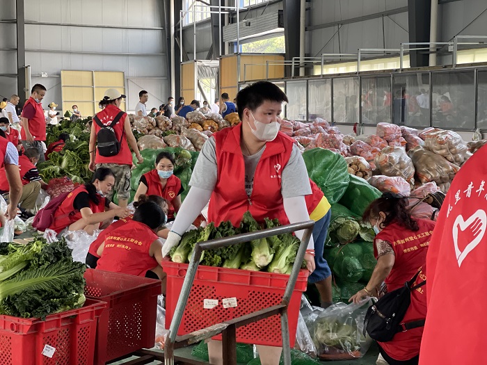 黔东南志愿者化身“打包员”，助力爱心蔬菜包加快“蔬”送 !