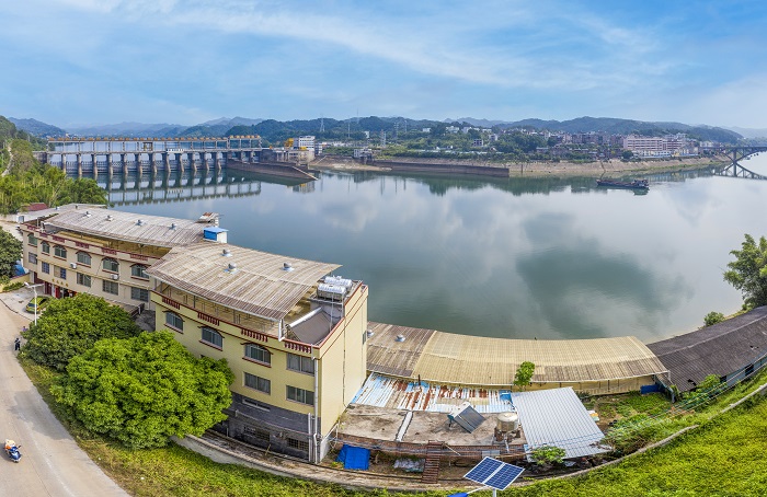 20、2022年9月22日，广西梧州市苍梧县京南镇及沿河的水电站、旺安村、民房与青山、江河绿水相映成趣。（何华文）