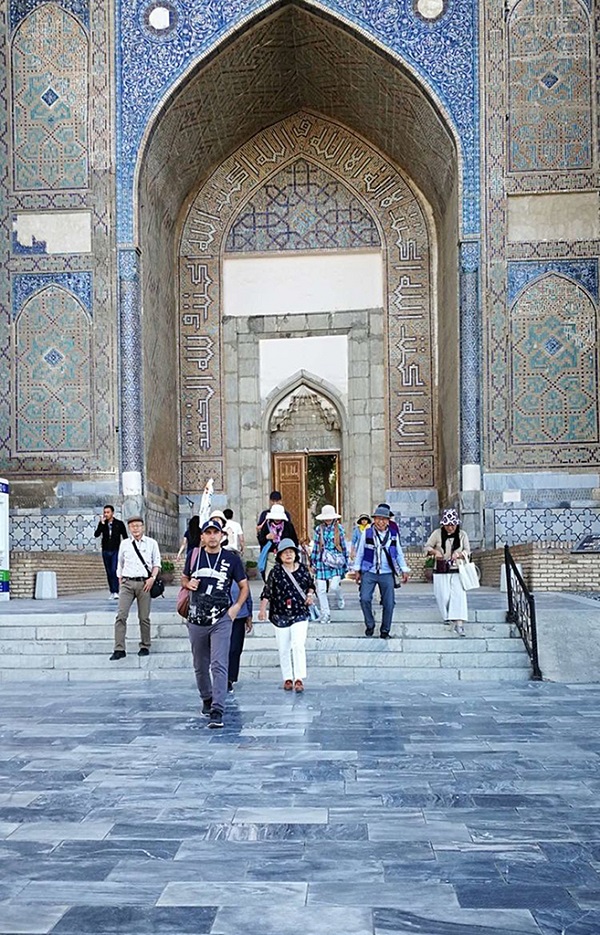 清真寺前的游人们