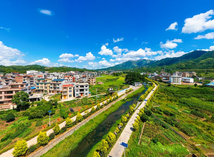2、2022年10月3日，广西梧州市蒙山县新圩镇，在蓝天白云的映衬下呈现出一幅生态宜居之景，令人心旷神怡。（何华文）