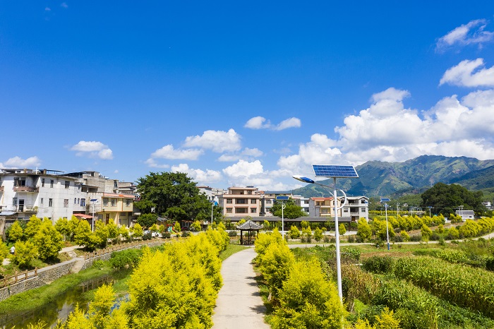 3、2022年10月3日，广西梧州市蒙山县新圩镇，在蓝天白云的映衬下呈现出一幅生态宜居之景，令人心旷神怡。（何华文）