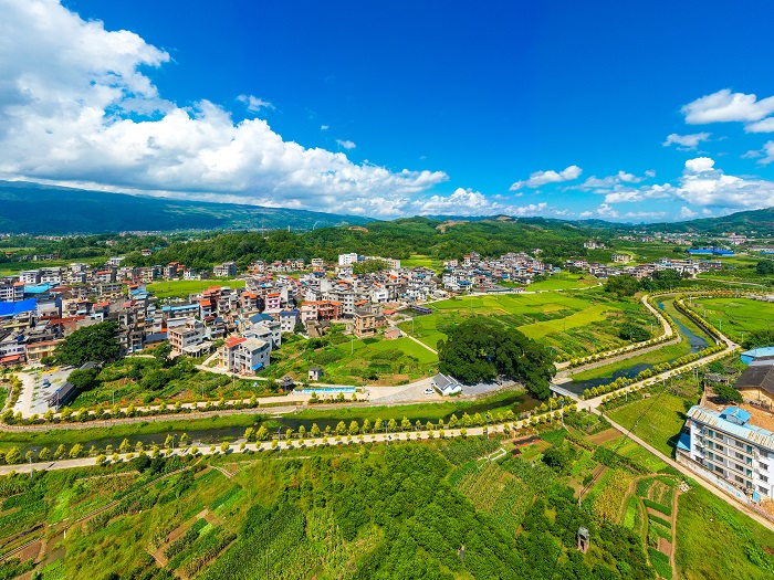 4、2022年10月3日，广西梧州市蒙山县新圩镇，在蓝天白云的映衬下呈现出一幅生态宜居之景，令人心旷神怡。（何华文）