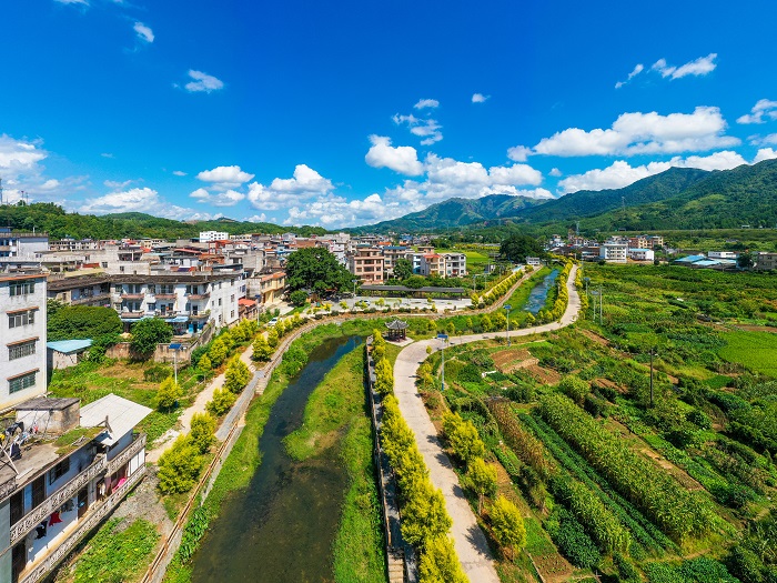 5、2022年10月3日，广西梧州市蒙山县新圩镇，在蓝天白云的映衬下呈现出一幅生态宜居之景，令人心旷神怡。（何华文）