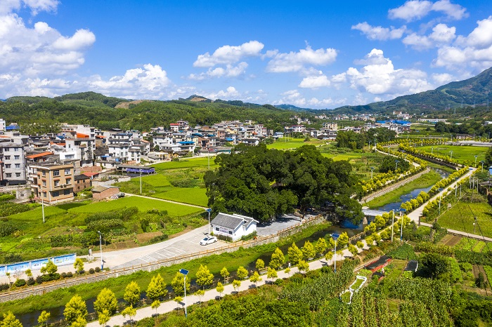 7、2022年10月3日，广西梧州市蒙山县新圩镇，在蓝天白云的映衬下呈现出一幅生态宜居之景，令人心旷神怡。（何华文）